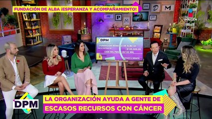 Gustavo Adolfo hace donación a fundación de Rebeca de Alba