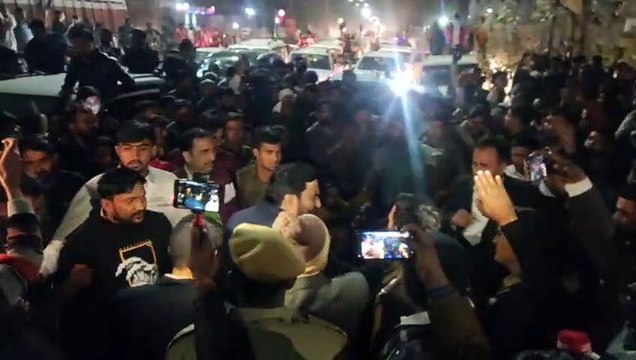 सीएम का घर घेरने को चेताया तो बेनीवाल को रास्ते में रोका, धरने पर बैठे