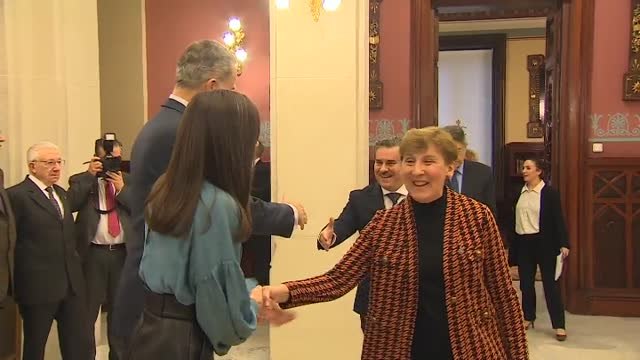 Los Reyes presiden la sesión plenaria de la RAE