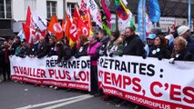 Multitudinaria manifestación en París contra la reforma de las pensiones de Macron