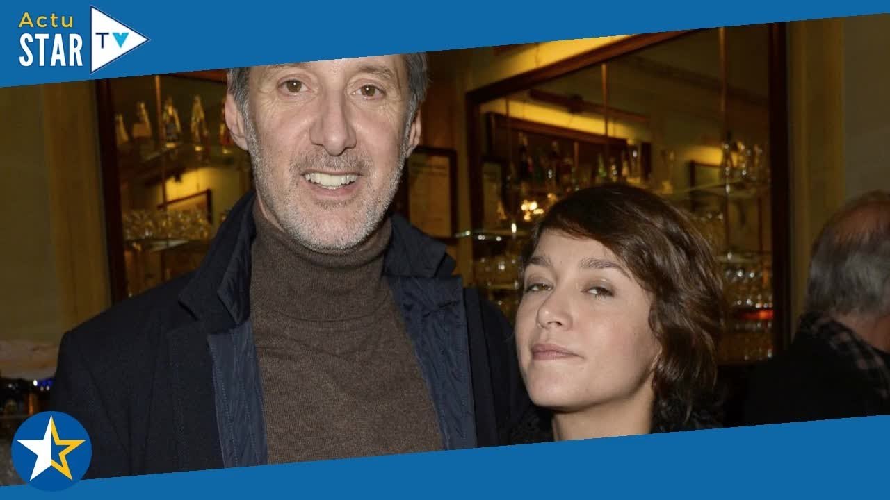 "Pas un très bon père" : Antoine de Caunes honnête sur sa relation avec ses deux grands enfants