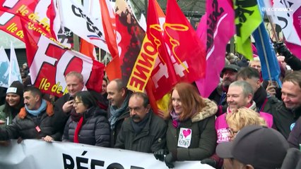 Tải video: Aus Protest gegen die Rentenreform: Landesweite Streiks und Proteste in Frankreich