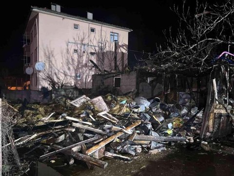 Kalorifer kazanı patladı, alevler geceyi aydınlattı