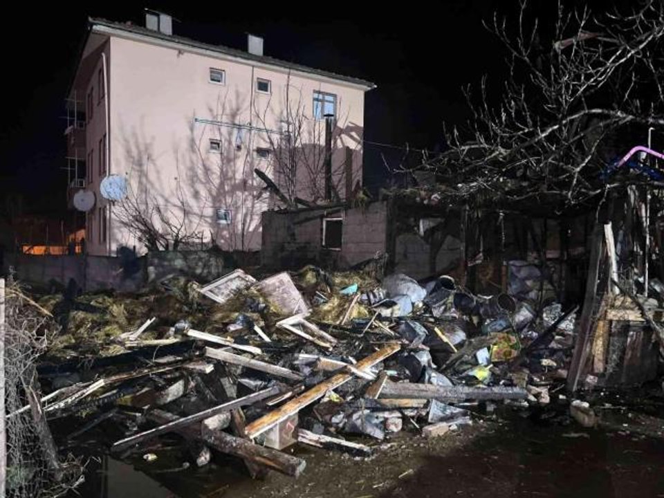 Kalorifer kazanı patladı, alevler geceyi aydınlattı