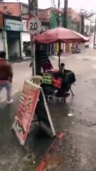 Patrullero de la policía rescató a mujer motociclista en san Cristóbal