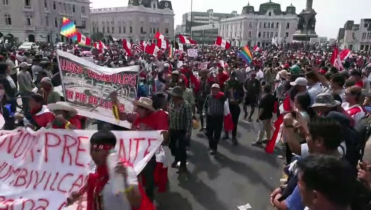 Policiais e manifestantes entram em confronto no Peru