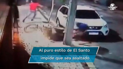 Download Video: Con patada voladora joven tumba a ladrones en moto e impide asalto 