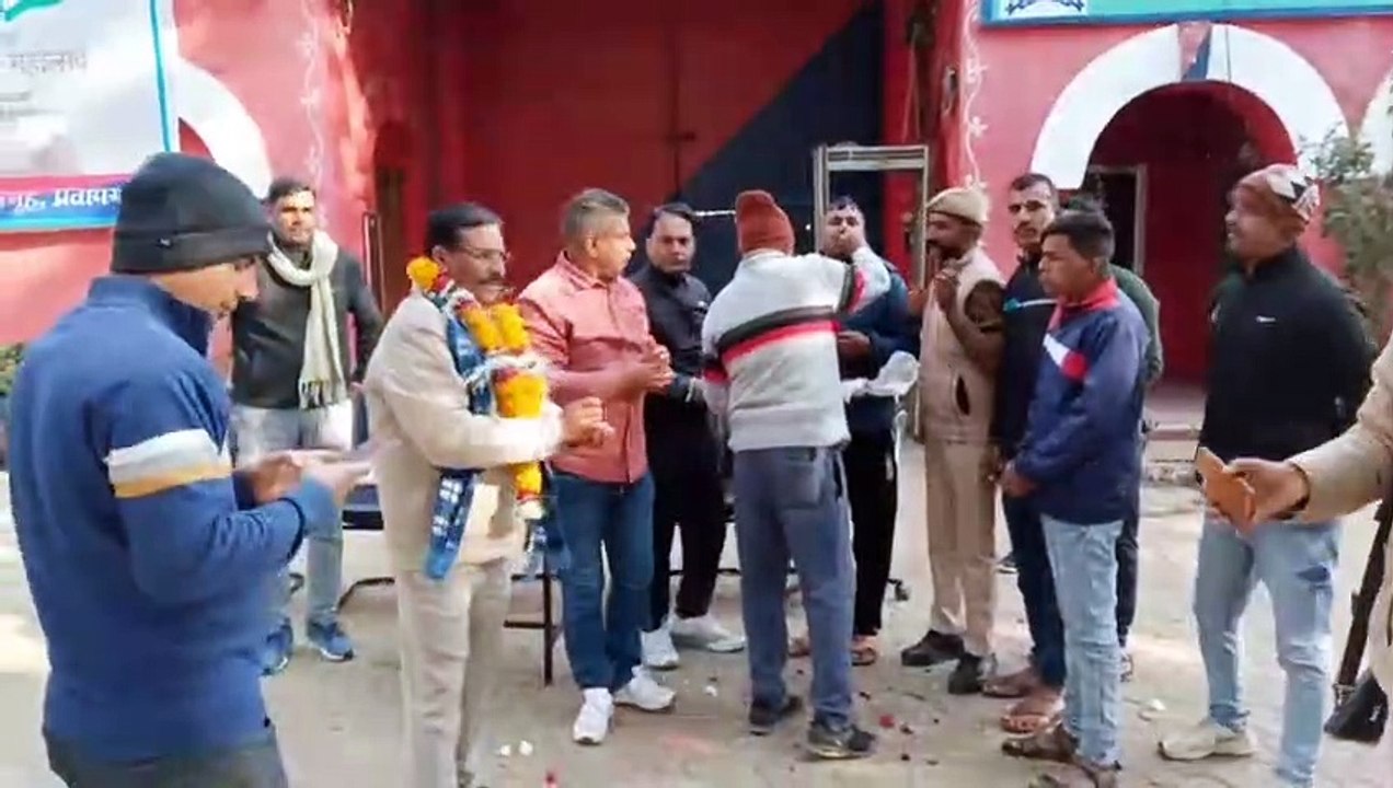 जेल प्रहरियों ने मनाई खुशियां, अनशन किया खत्म