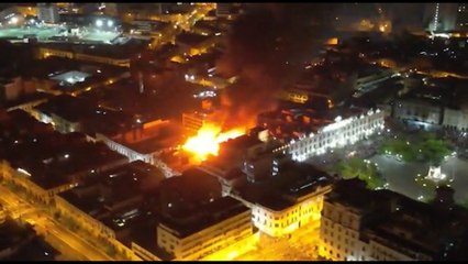 Un incendio consume una casona en Lima en medio de las protestas