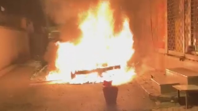 Fatih'de park halindeki lüks otomobil alev alev yandı