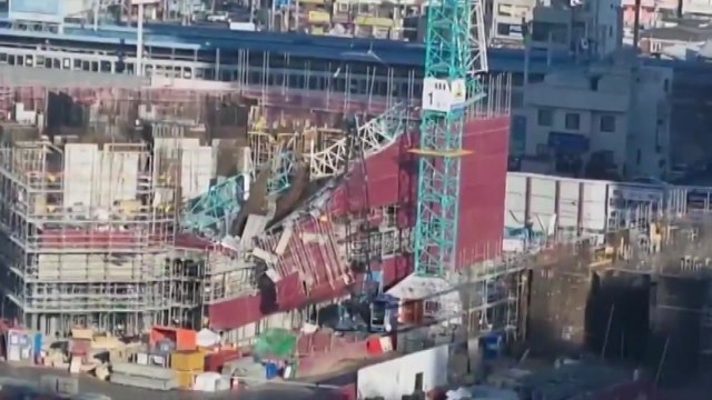 아파트 공사현장 타워크레인 부러져...작업자 4명 부상 / YTN