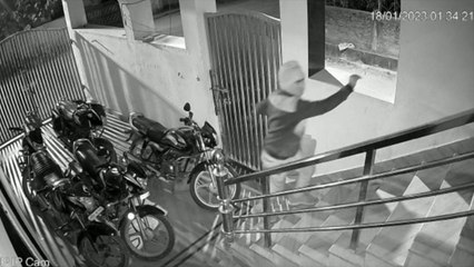 Satna News Video: आईपीएस अधिकारी के घर में चोरी, बाइको से पेट्रोल निकालते बदमाश CCTV में कैद