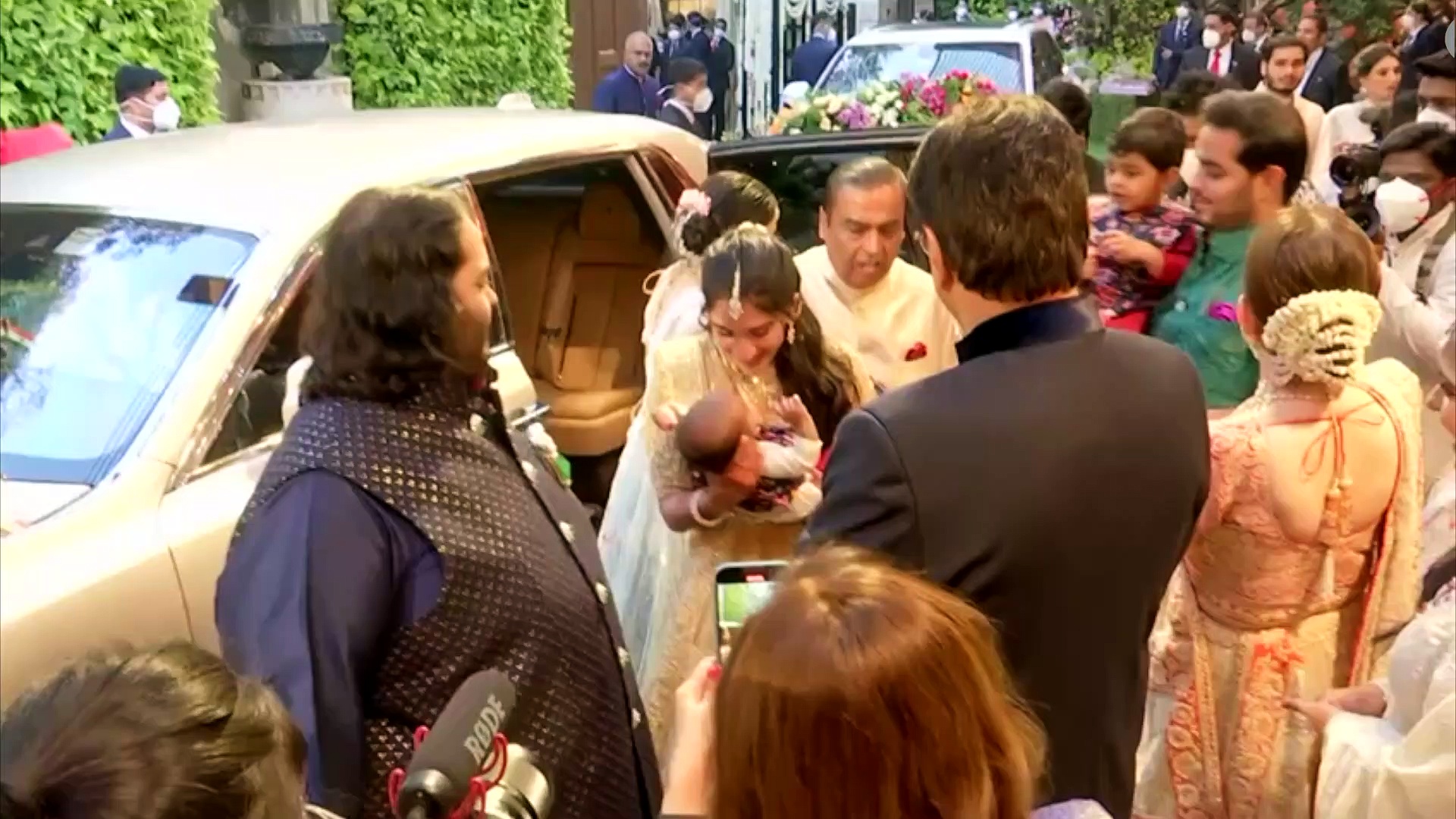  ஆனந்த் அம்பானி, ராதிகா மெர்ச்சன்ட்டுக்கு மோதிரம் கொண்டு வந்த அதிசய விருந்தினர் இவர்தான்!!