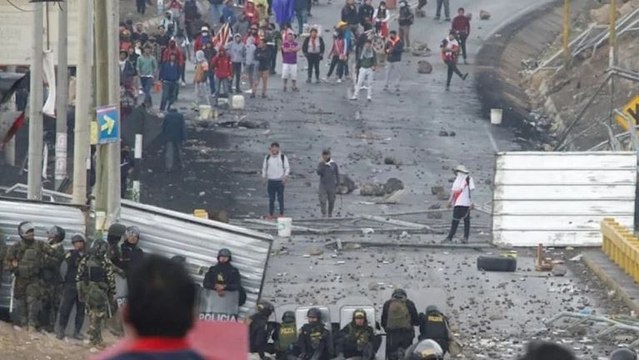 Peru’da kaos büyüyor… Hükümet karşıtları havalimanını bastı