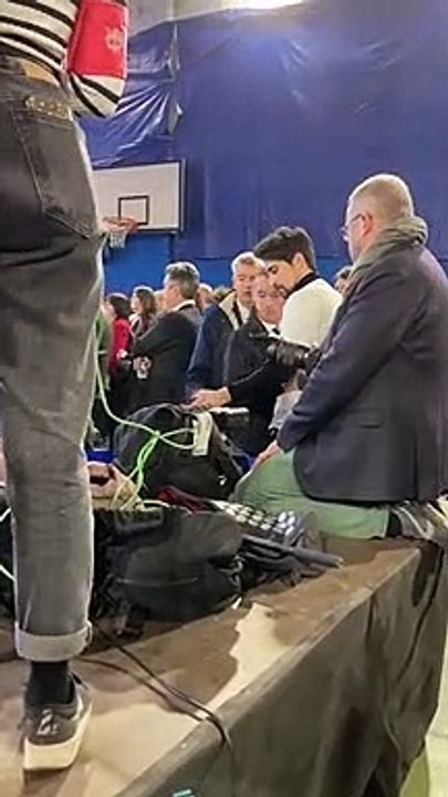 Pas vu à la télé : A Barcelone, un jeu homme avec T-Shirt marquant son opposition à la réforme des retraites, expulsé pendant la conférence de presse d'Emmanuel Macron