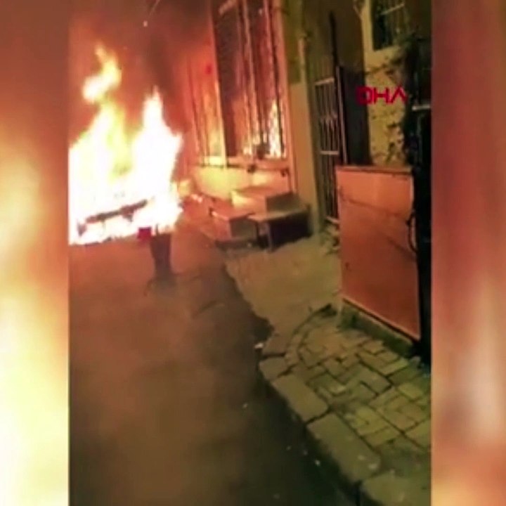 Fatih'te park halindeki lüks otomobil alev alev yandı.