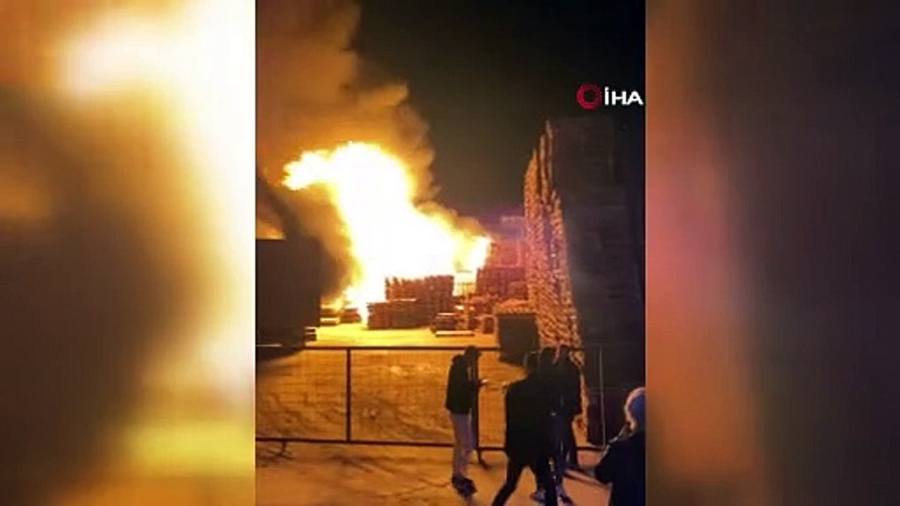 Geri dönüşüm deposunda yangın... İki iş yeri alev alev yandı