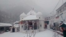उत्तराखंड में भारी हिमपात,बर्फ से ढकी पहाड़ की ऊंची चोटियां
