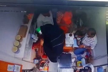 खरीदी करने आई महिला ने ऐसे चुराया सोना, कैमरे में कैद हुई हरकत