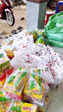 Việt Phương Thoa ghi điểm khi đi phát quà, tiền lì xì cho người nghèo ở Quãng Ngãi dịp cuối năm