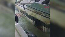 Batma tehlikesi geçiren tekneyi balıkçılar kurtardı, o anlar kamerada