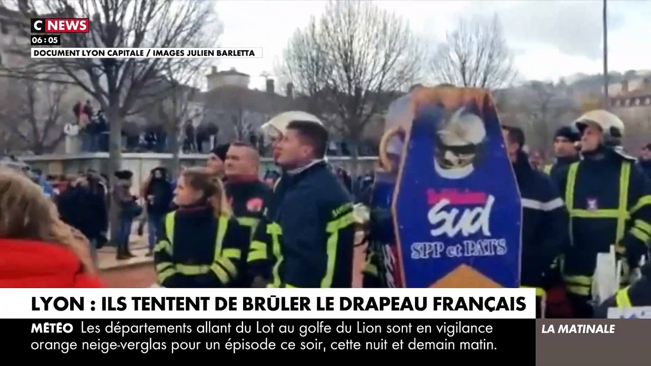 Manifestation contre les retraites : L'image de cet homme en noir qui veut brûler un drapeau français à Lyon révolte les internautes et les manifestants