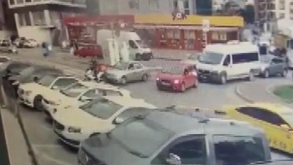 Ataşehir'de trafikte dehşet, otomobiliyle çarptığı kuryeyi ezmeye çalıştı