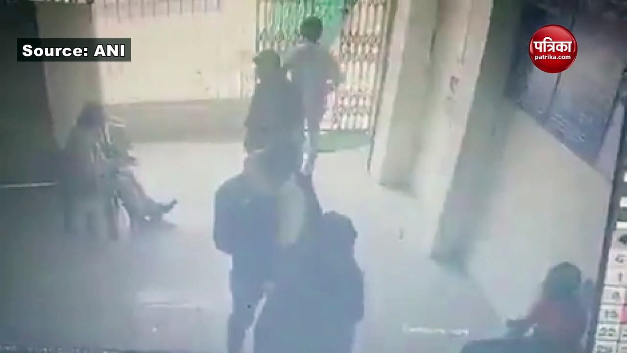 Video: महिला कांस्टेबलों ने हथियारबंद लुटेरों से किया मुकाबला, बैंक डकैती की कोशिश को किया नाकाम