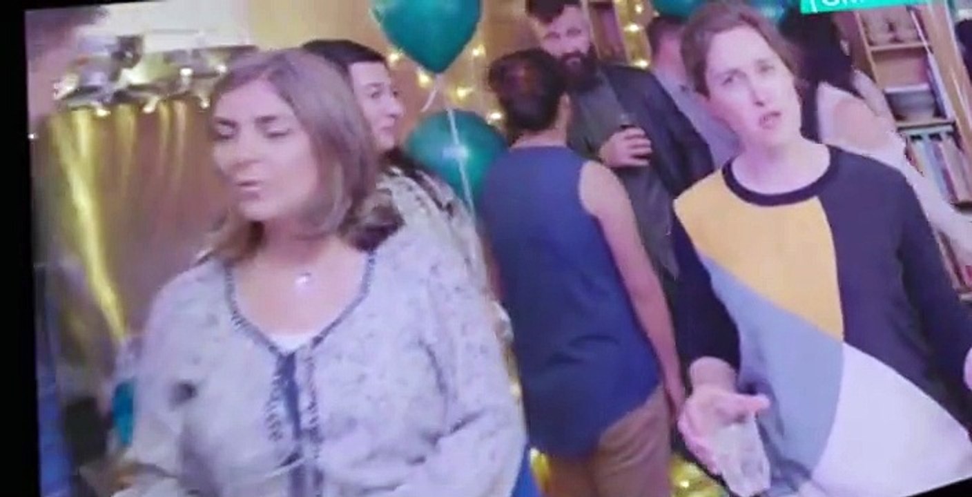 Clique S02 E02