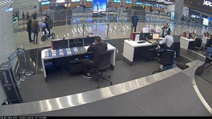 İSTANBUL HAVALİMANI'NDA YOLCU KARŞILAMAYA GELEN DOLANDIRICI YAKAYI ELE VERDİ