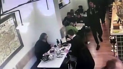Así roban en un restaurante del centro de Barcelona