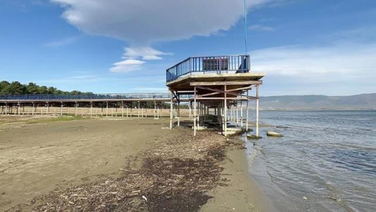 Kuraklığın en acı görüntüsü! Göl 400 metre çekildi, iskele karada kaldı