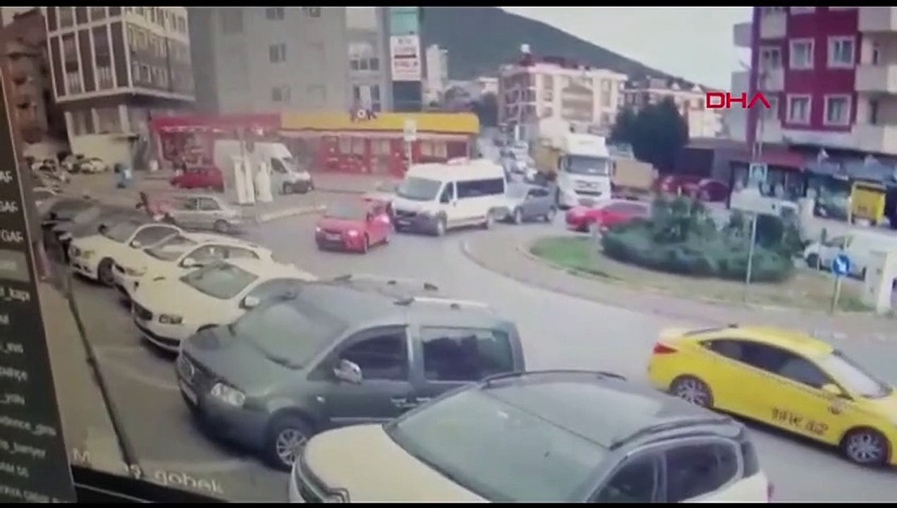 Otomobiliyle çarptığı kuryeyi ezmeye çalıştı!