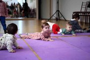 Tuzla'da 12 aylık bebekler emekleme yarışmasında yarıştı, ilk karnelerini aldı