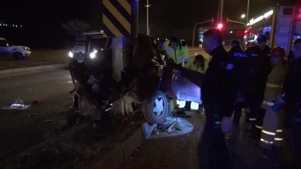 KIRIKKALE'DE, EDS DİREĞİNE ÇARPAN OTOMOBİL SÜRÜCÜSÜ AĞIR YARALANDI