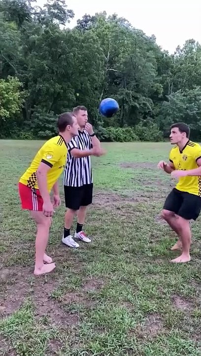 Jouer au foot avec une boulle de bowling... douloureux