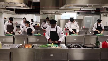 Türk ve yabancı öğrenciler aynı mutfakta yemek yapmanın inceliklerini öğreniyor