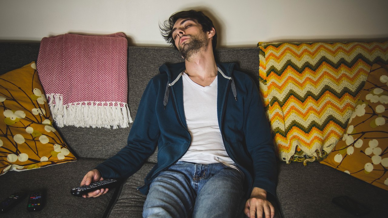 Schluss mit Müdigkeit: So schlaft ihr beim Filme gucken nicht ein