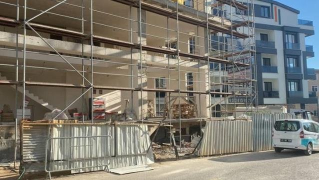 Takım elbiseli şahıs, inşaatın önünde ölü bulundu! Polis bir ihtimal üzerinde duruyor