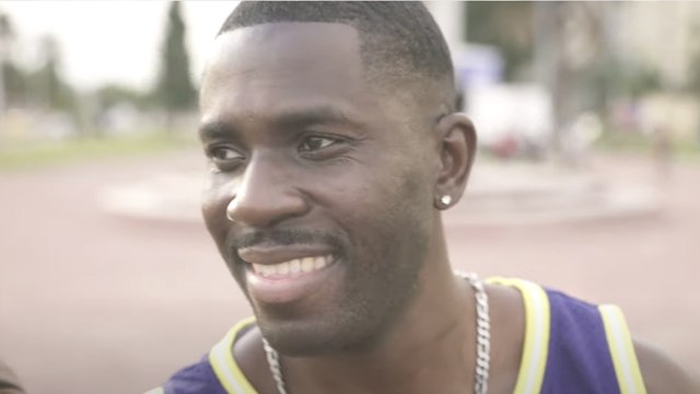 VOICI - En place (Netflix) : qui est Jean-Claude Muaka, l'interprète de Mo dans la série de Jean-Pascal Zadi ?