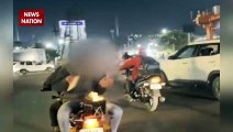 Viral Video : सर्दी से बचने के लिए बाइक पर सुलगाई आग की भट्टी, वीडियो देख हो जाएंगे हैरान |