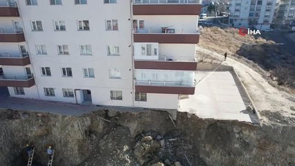 Girişi çöken bina böyle görüntülendi