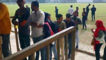 देखें वीडियोः क्रिकेट मैच का टिकट लेने  फिर उमड़ी भीड़
