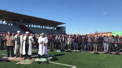 Kadınhanı'nda 3 bin kişi yağmur duasında bulundu