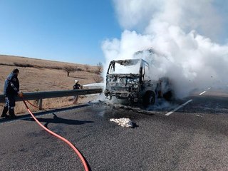 SEYİR HALİNDEKİ İŞ MAKİNESİ, ALEV ALEV YANDI