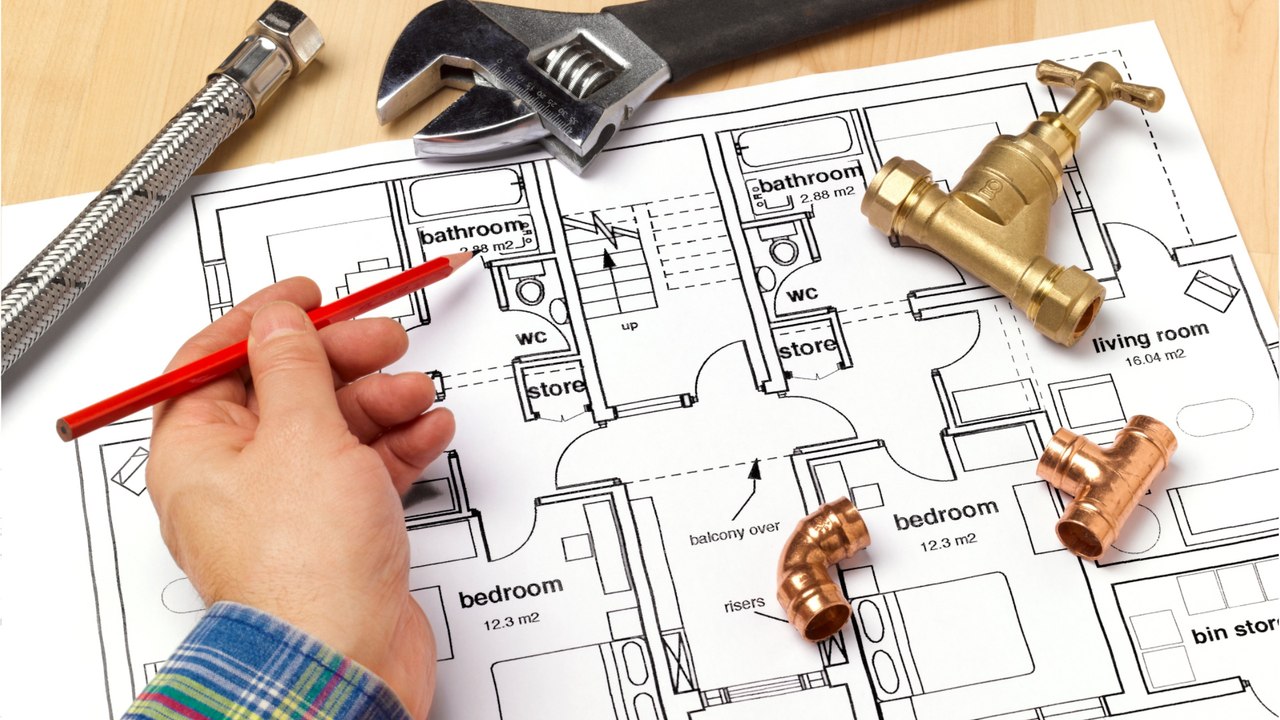 Plomberie, chauffage, menuiserie : les petits travaux dont les devis flambent