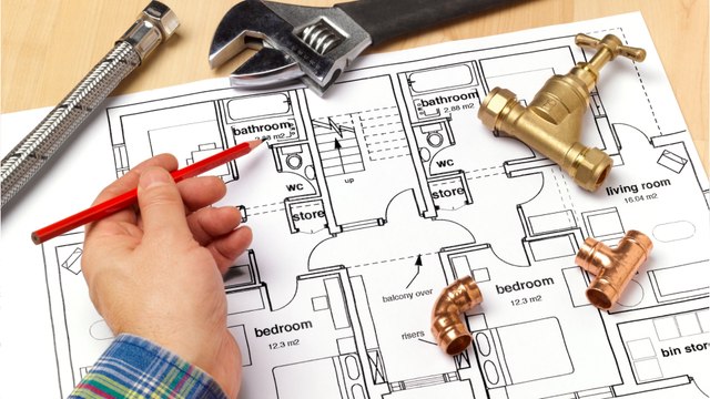 Plomberie, chauffage, menuiserie : les petits travaux dont les devis flambent