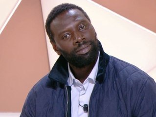 "C'est dégueulasse", "Fermez vos gueules" : Une célèbre actrice française sort de ses gonds à l'antenne pour prendre la défense d'Omar Sy !