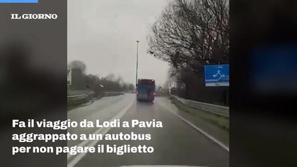 Si aggrappa a un autobus sulla statale 235 per non pagare il biglietto