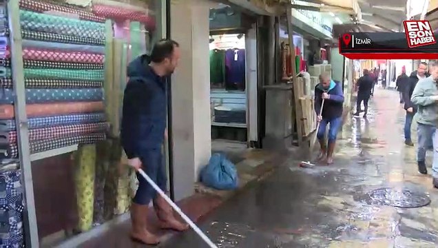 İzmir'de sağanak yağış sonrasında su baskınları yaşandı